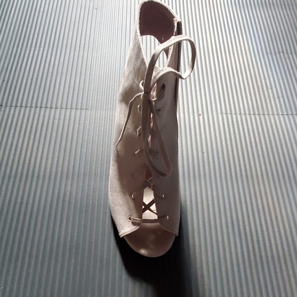 Size 8 - Picture 3 of 3